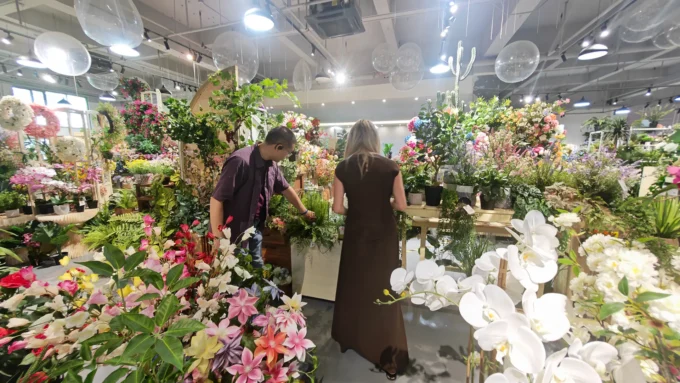 Customers Selecting Artificial Flowers at YeahFlower Showroom Customers Selecting Artificial flowers at YeahFlower Showroom